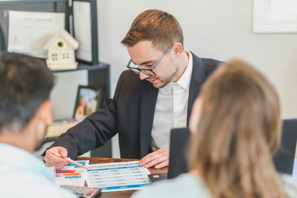 L'audit doit être réalisé par un professionnel répondant à certaines qualifications. Il s'agit de l'auditeur énergétique.